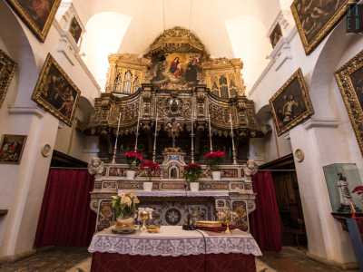 Avvicinandoci poi all�altare maggiore...